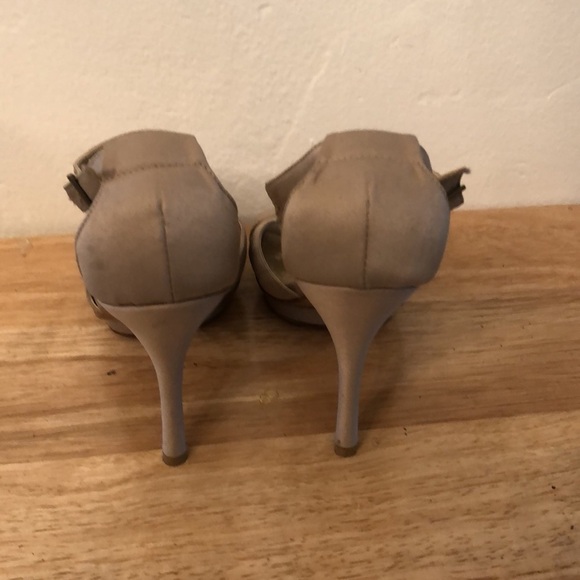 Glint Gold Sequin and Satin Heels Size 6.5 - Picture 5 of 14